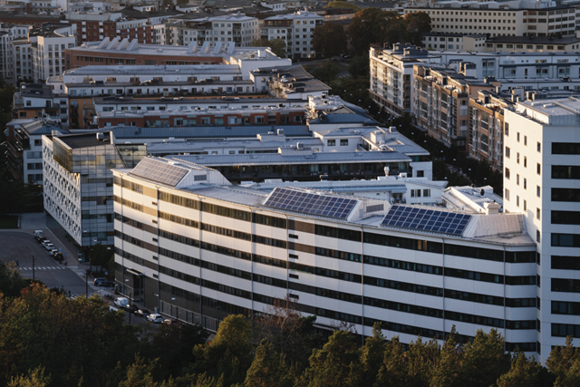 Groot kantoorgebouw met op het dak zonnepanelen | Vattenfall Zakelijke Markt